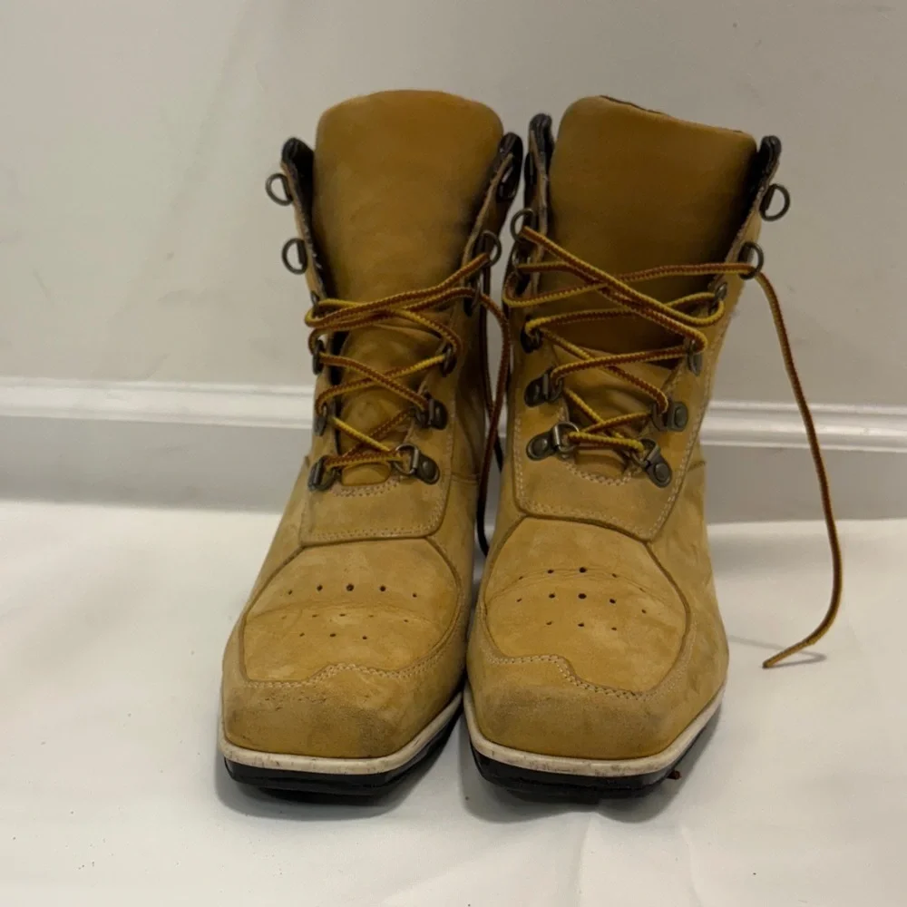 TIMBERLAND SQUARE TOE LACE UP WEDGE ANKLE BOOTS.
